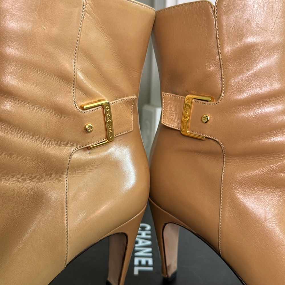 CHANEL VINTAGE BEIGE LEATHER GOLD
TONE CC LOGO ZIP ANKLE BOOTS
 (8.5/39) - Picture 4 of 11